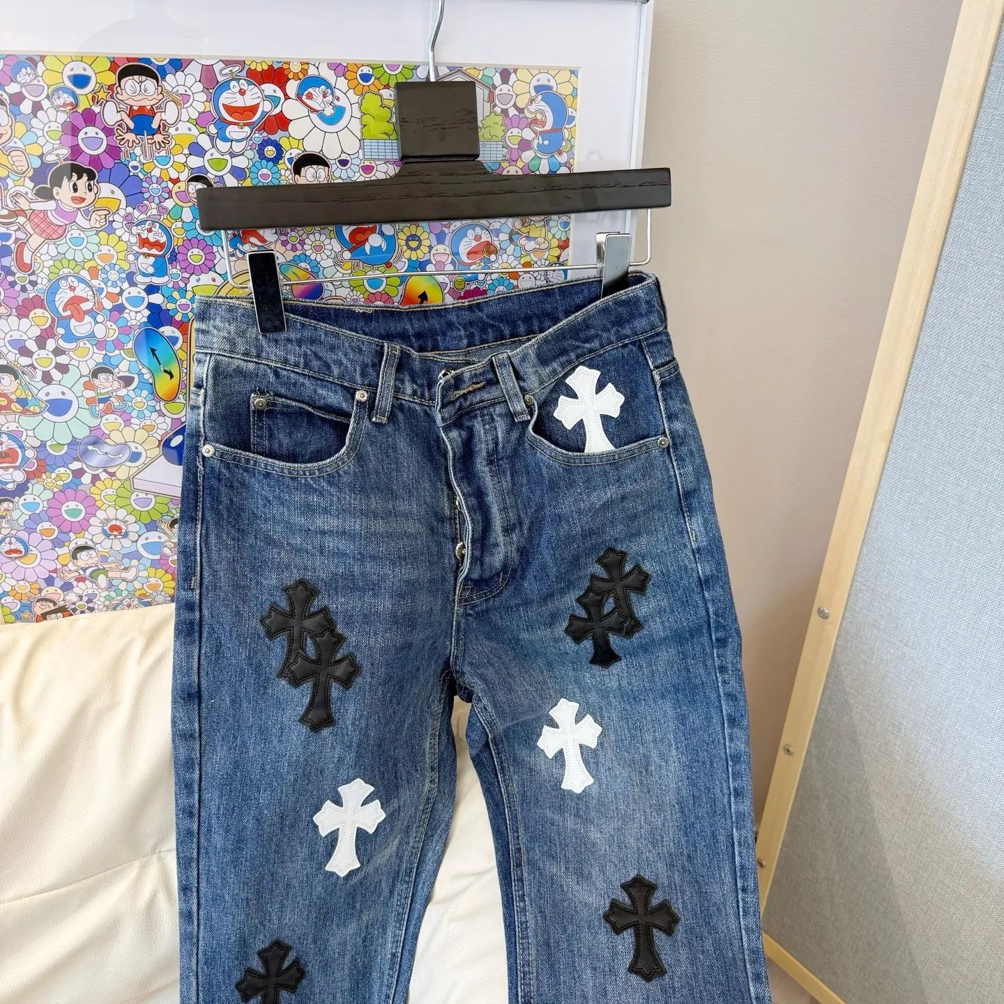 P260 Style number: D346 ChromeHearts Chrome washed blue and black and white leather straight pants, ceiling-level jeans, a pair is hard to find at the counter‼ ️About Zangyin✅This is an extremely luxurious fashion brand that can also be called the aristocracy of the high street. It has always been an exclusive brand for some hipsters or rich second generations. The color of this model is already very eye-catching by using a unique washed material. It is decorated with pink patch cross flowers, which cleverly highlights the charm of the brand. Secondly, this model adopts a classic high-waist cut design, which highlights the long legs and fashionable temperament of the upper body. The brand is highly recognizable and the slim-fitting configuration is more suitable for daily wear. The personality will be fashionable and the specifications can be seen at a glance. Materials and technology ✅ Needless to say, this point goes without saying. As an excellent craftsman brand, Zangyin's requirements for details and craftsmanship are really perfect. The washed color of this model has gone through a lot of processes, not to mention the embellishment of the denim appliqués. It is also purely handmade and sewn. Just like what they believe in, only handmade things have soul and have the meaning of wearing. A top-notch heavy-duty fashionable denim item, recommended by both hands‼ ️ Size: 28, 30, 32, 34, 36 (S-XXL) Color: blue Size reference: Pants length 100 102 104 106 106 Waist 72 76 80 84 88 Recommended weight S (about 130 pounds) M (about 120 pounds) L (about 140 pounds) XL (about 165) XXL (about 185)